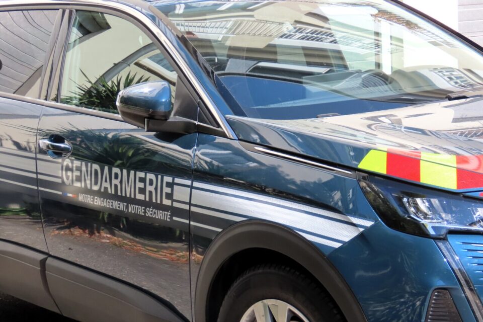 Une voiture de gendarmerie stationnée à Gif-sur-Yvette (Essonne) en 2021